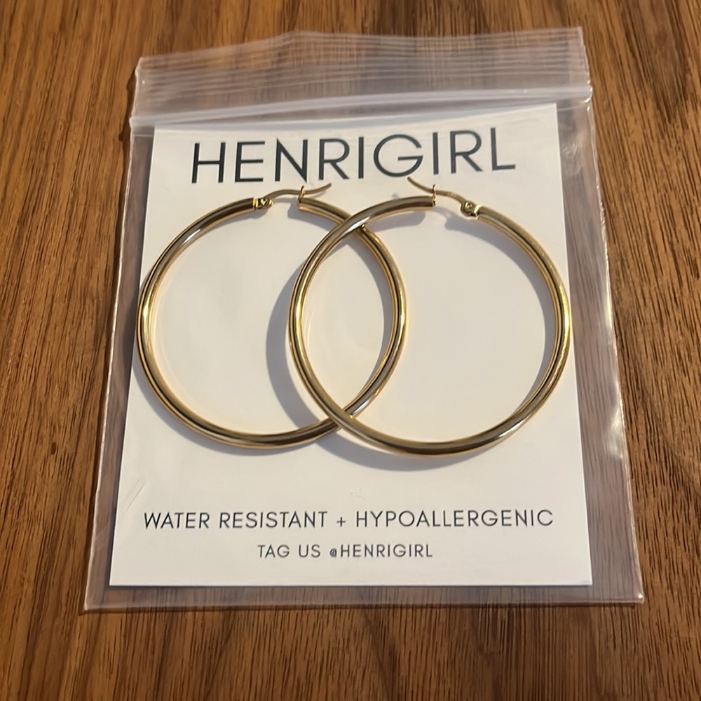 Brand New 18k Gold Hoop Earrings